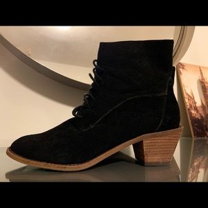 Black heeled boot with laces